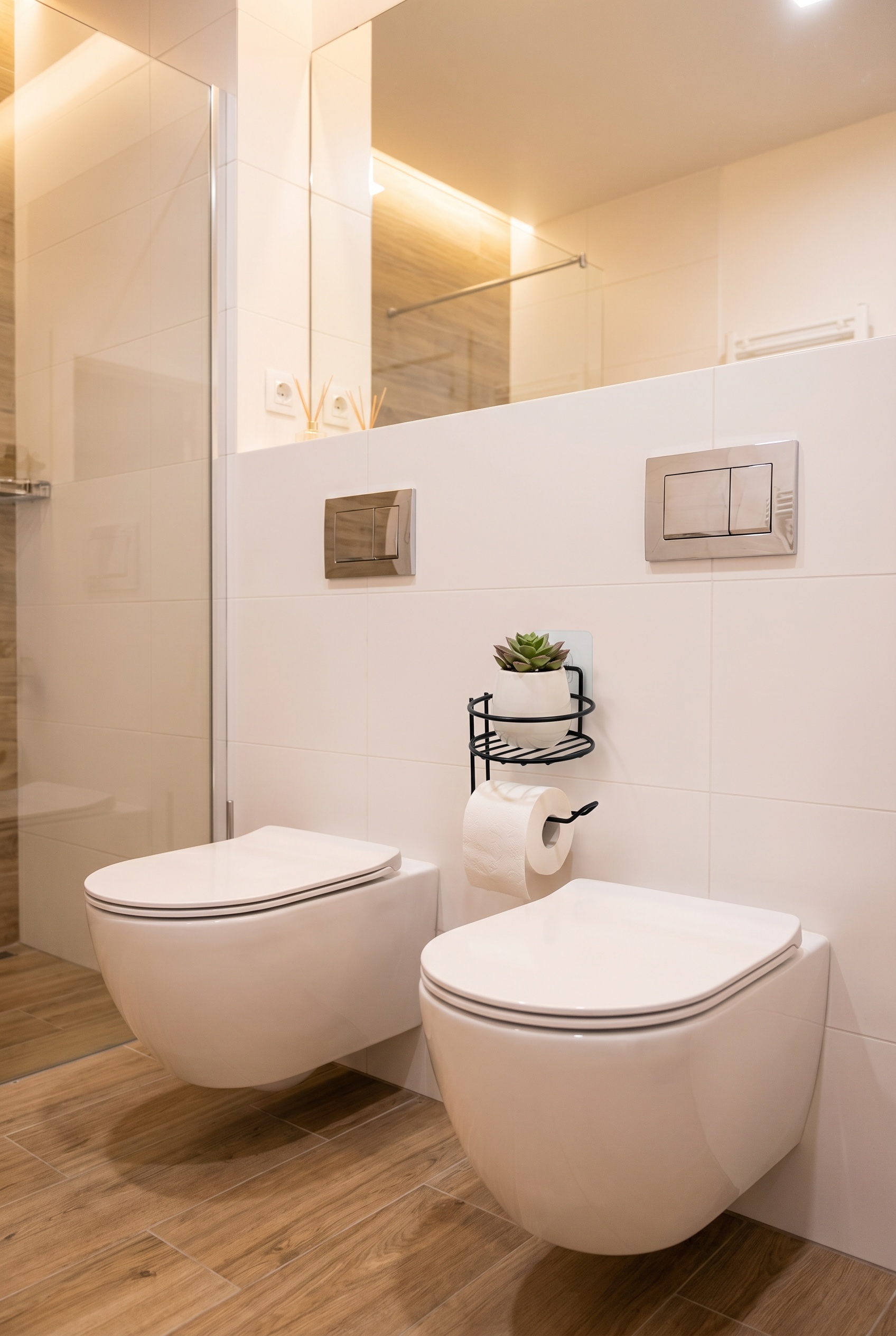 Filora Home Regal Runder Toilettenpapierhalter — in einer modernen skandinavischen Küche