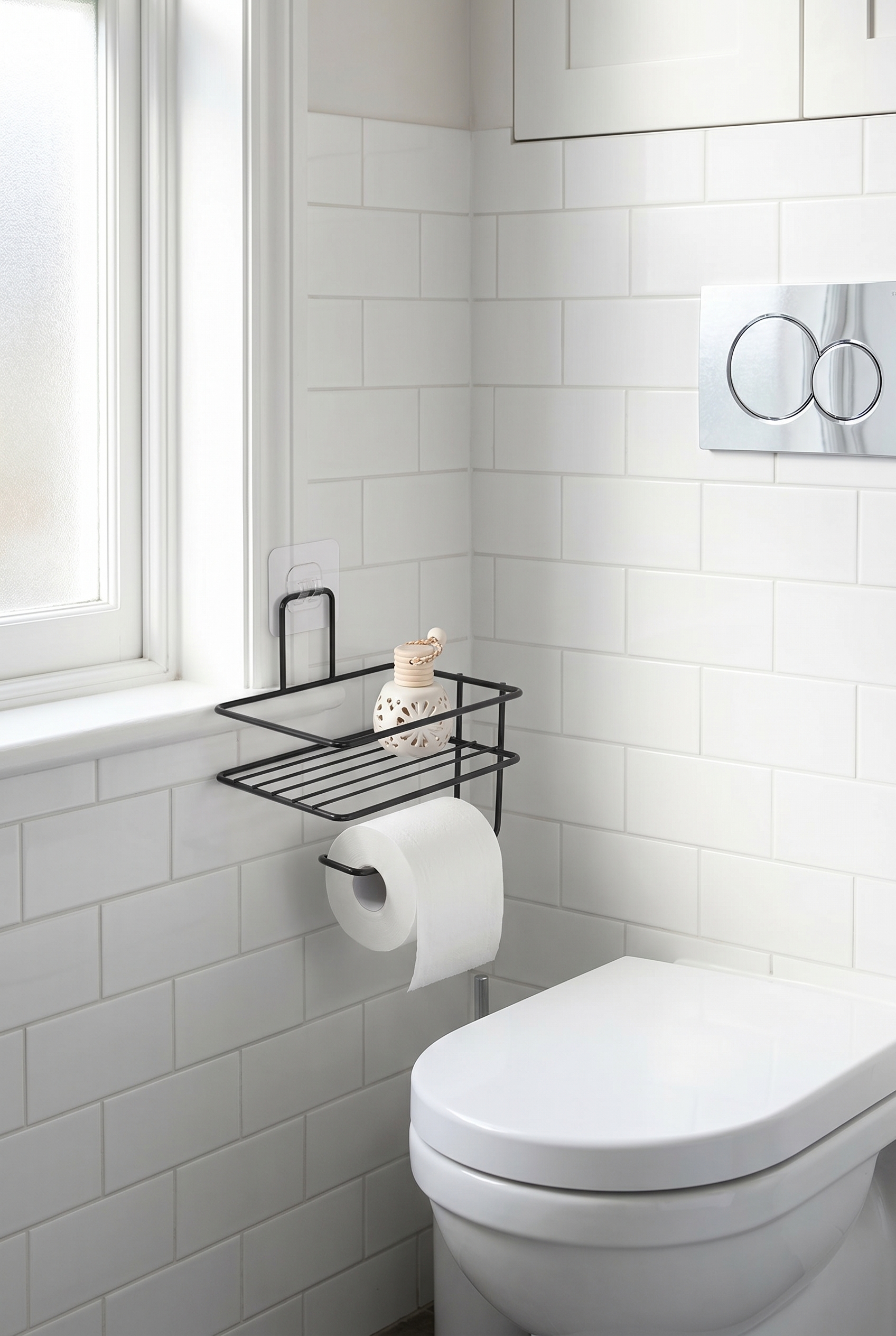 Filora Home Regal Quadratischer Toilettenpapierhalter — in einem klassischen englischen Badezimmer